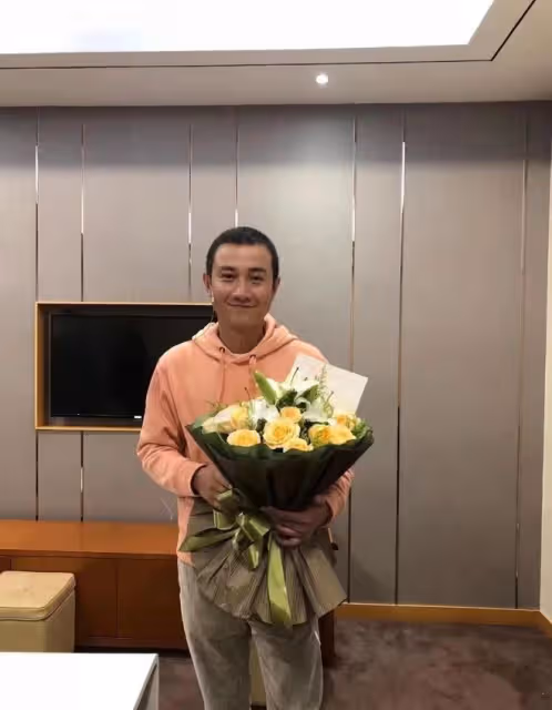 文章近照瘦到認不出，褲管空蕩膝蓋骨凸出，與謝娜排話劇黃磊探班