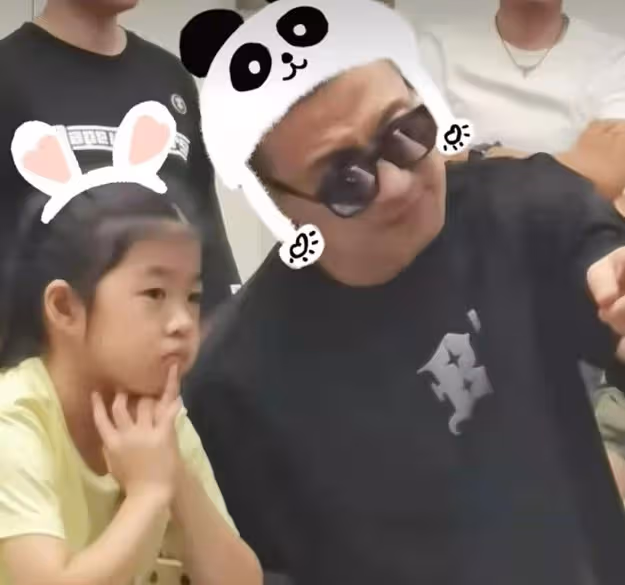 汪峰小女醒醒罕見露面,越長越美眉眼和媽如複製,緊貼爸爸顯乖巧