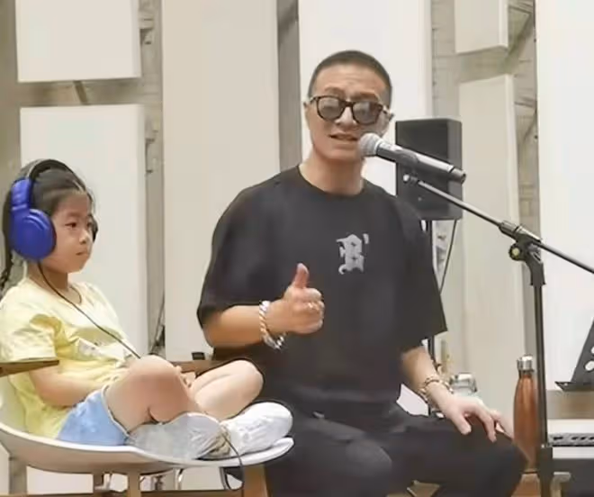 汪峰小女醒醒罕見露面,越長越美眉眼和媽如複製,緊貼爸爸顯乖巧