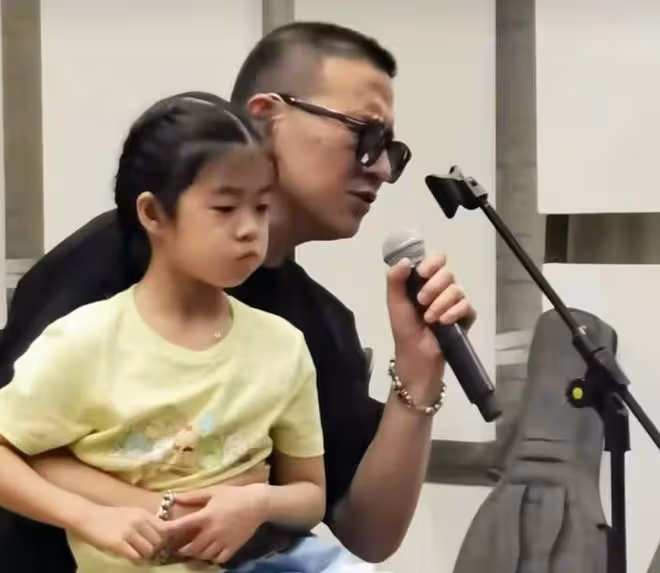 汪峰小女醒醒罕見露面,越長越美眉眼和媽如複製,緊貼爸爸顯乖巧
