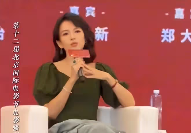汪峰小女醒醒罕見露面,越長越美眉眼和媽如複製,緊貼爸爸顯乖巧