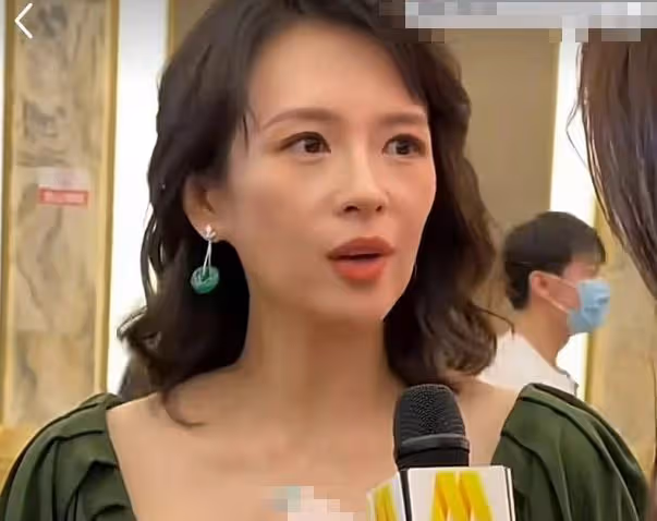 汪峰小女醒醒罕見露面,越長越美眉眼和媽如複製,緊貼爸爸顯乖巧