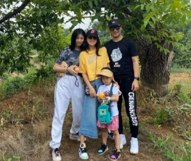 汪峰小女醒醒罕見露面,越長越美眉眼和媽如複製,緊貼爸爸顯乖巧