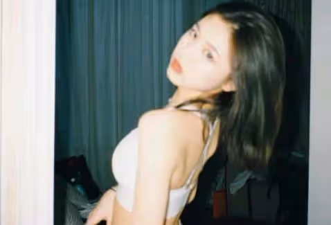 汪峰小女醒醒罕見露面,越長越美眉眼和媽如複製,緊貼爸爸顯乖巧
