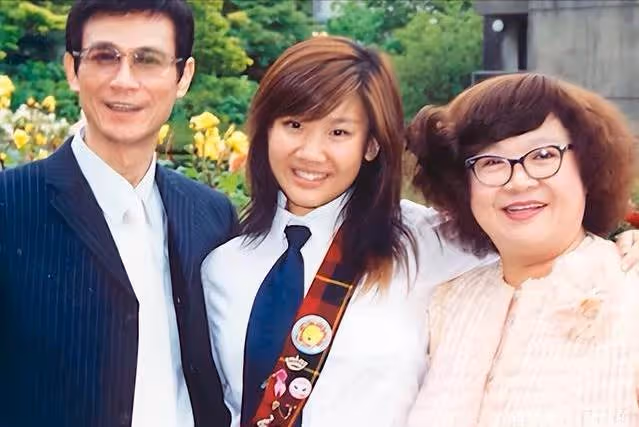 鄭少秋之女鄭欣宜:35歲繼承沈殿霞遺產,不是6000萬竟是過億?
