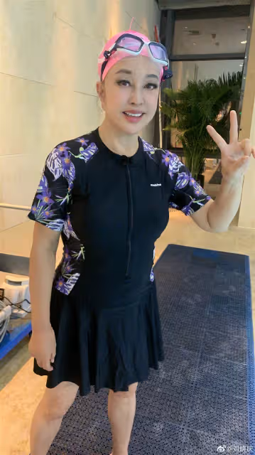 66歲劉曉慶曬游泳照　遭網民留言酸「妝太濃」