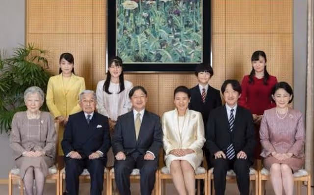 美智子對三位孫女有偏愛,合影中肢體語言透露一切,難怪真子遠離