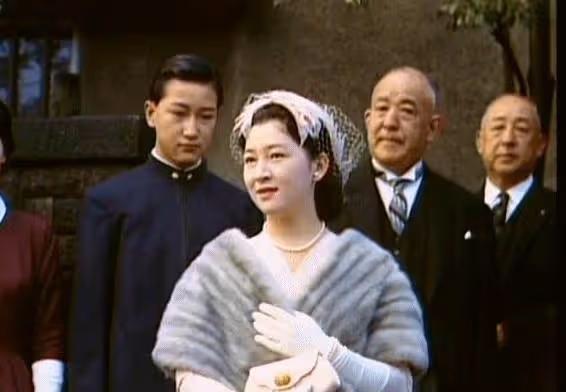 美智子對三位孫女有偏愛,合影中肢體語言透露一切,難怪真子遠離
