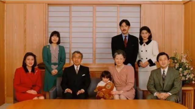 美智子對三位孫女有偏愛,合影中肢體語言透露一切,難怪真子遠離