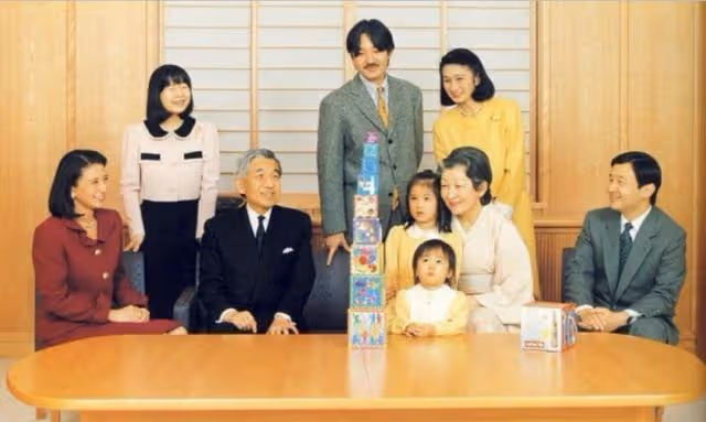 美智子對三位孫女有偏愛,合影中肢體語言透露一切,難怪真子遠離
