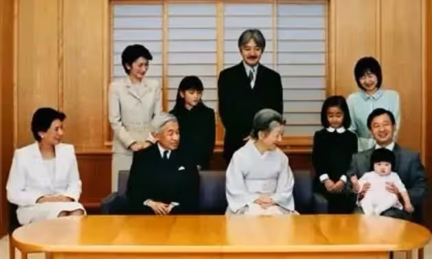 美智子對三位孫女有偏愛，合影中肢體語言透露一切，難怪真子遠離