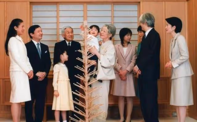 美智子對三位孫女有偏愛，合影中肢體語言透露一切，難怪真子遠離