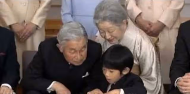 美智子對三位孫女有偏愛，合影中肢體語言透露一切，難怪真子遠離