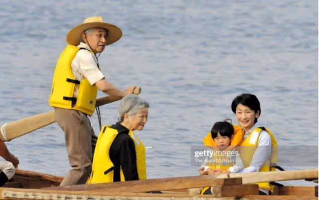 美智子對三位孫女有偏愛，合影中肢體語言透露一切，難怪真子遠離