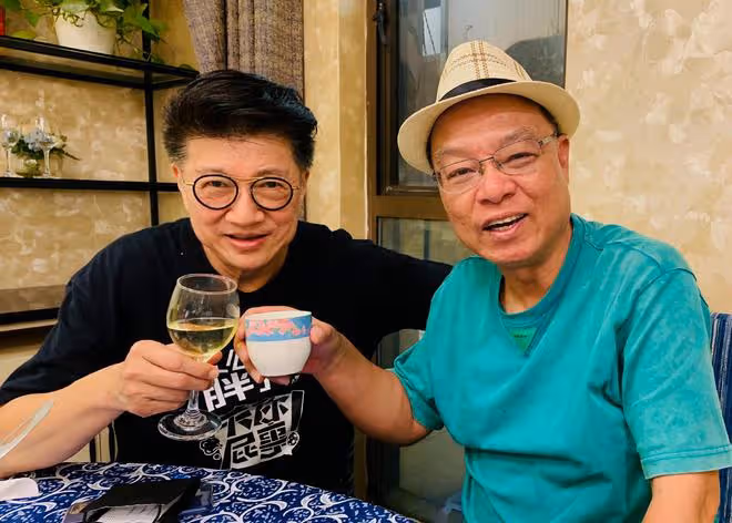 70歲港星定居內地近況,二婚娶小21歲嬌妻,開店賣燒鵝粉身家過億