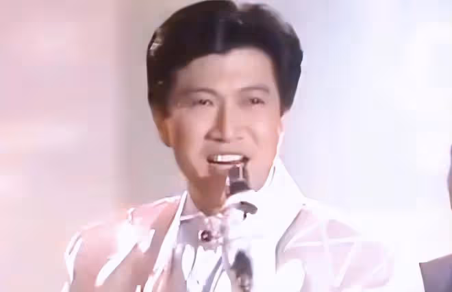 70歲港星定居內地近況,二婚娶小21歲嬌妻,開店賣燒鵝粉身家過億