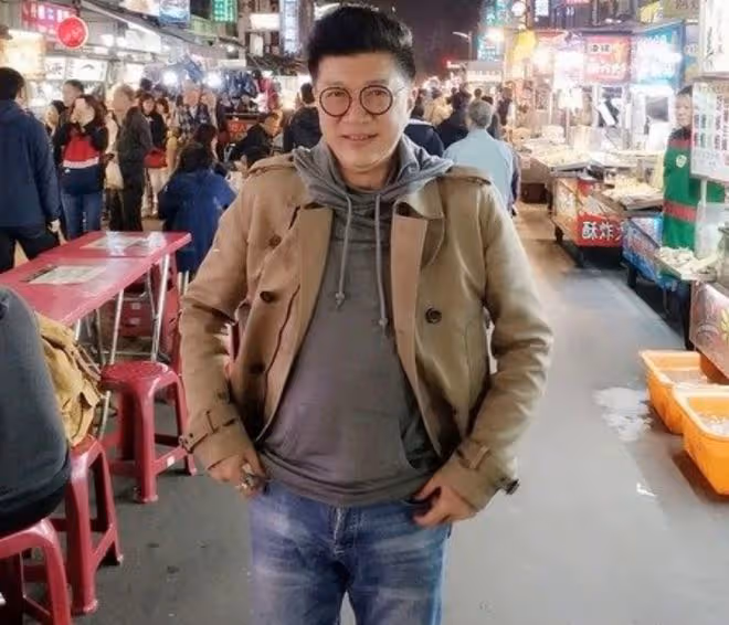 70歲港星定居內地近況,二婚娶小21歲嬌妻,開店賣燒鵝粉身家過億