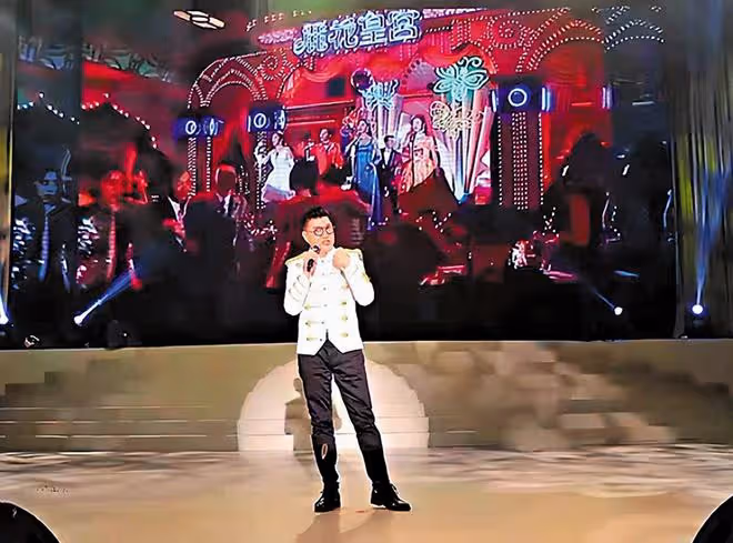 70歲港星定居內地近況,二婚娶小21歲嬌妻,開店賣燒鵝粉身家過億