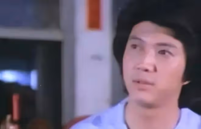 70歲港星定居內地近況,二婚娶小21歲嬌妻,開店賣燒鵝粉身家過億