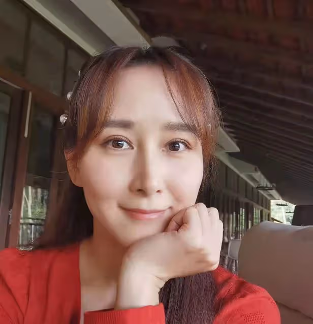 43歲胡靜定居國外生活!住深山豪宅與花草相伴,美如少女白到發光