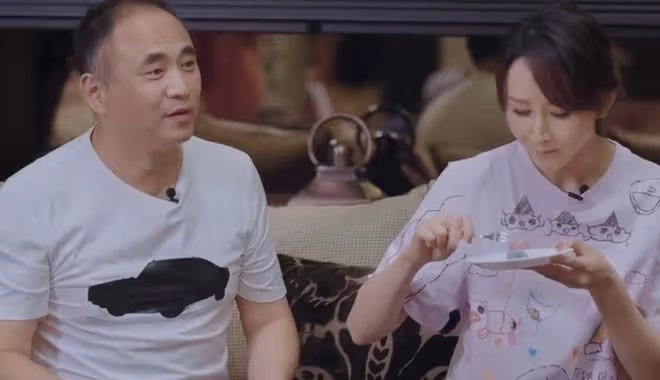 43歲胡靜定居國外生活!住深山豪宅與花草相伴,美如少女白到發光