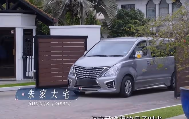 43歲胡靜定居國外生活!住深山豪宅與花草相伴,美如少女白到發光