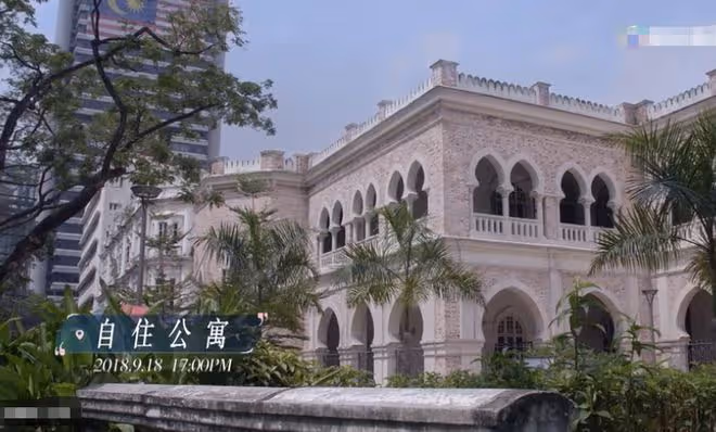 43歲胡靜定居國外生活!住深山豪宅與花草相伴,美如少女白到發光