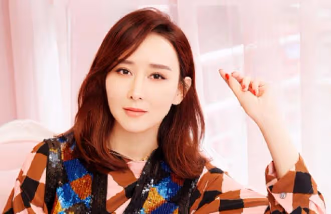 43歲胡靜定居國外生活!住深山豪宅與花草相伴,美如少女白到發光