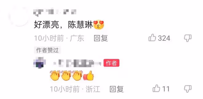 50歲陳慧琳現身小餐館,身材纖細似少女,與助理擠狹窄小桌沒架子