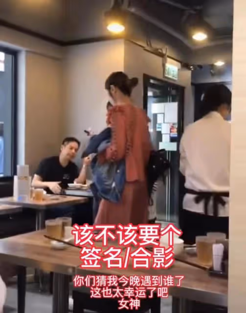 50歲陳慧琳現身小餐館,身材纖細似少女,與助理擠狹窄小桌沒架子
