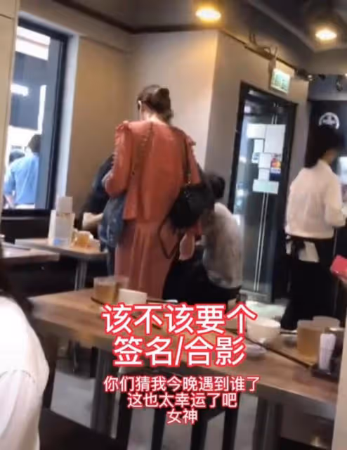 50歲陳慧琳現身小餐館,身材纖細似少女,與助理擠狹窄小桌沒架子