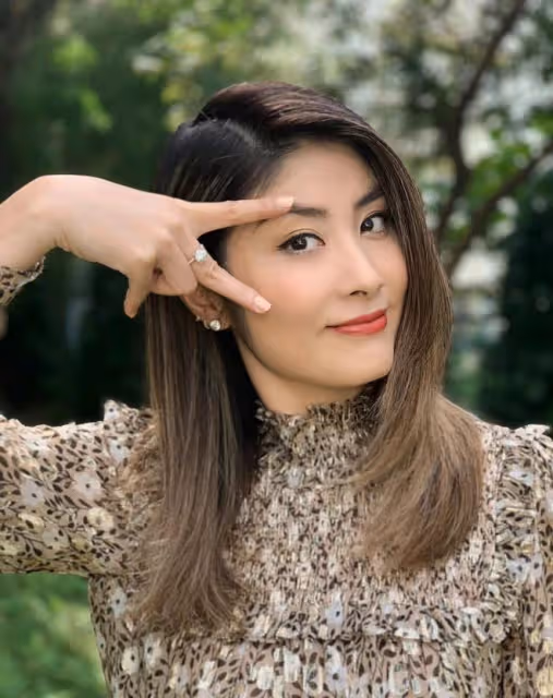 50歲陳慧琳現身小餐館，身材纖細似少女，與助理擠狹窄小桌沒架子