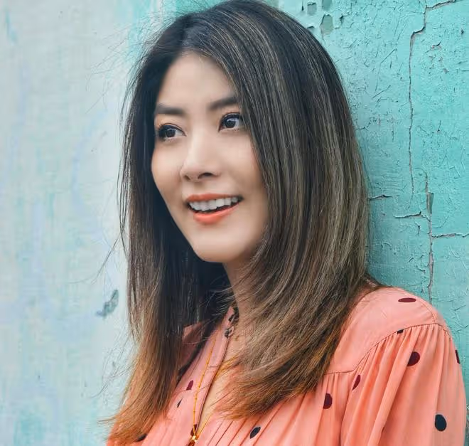 50歲陳慧琳現身小餐館，身材纖細似少女，與助理擠狹窄小桌沒架子