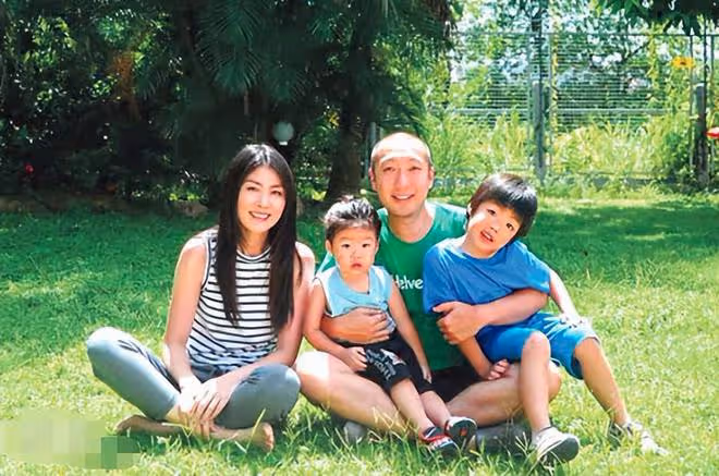 50歲陳慧琳現身小餐館，身材纖細似少女，與助理擠狹窄小桌沒架子