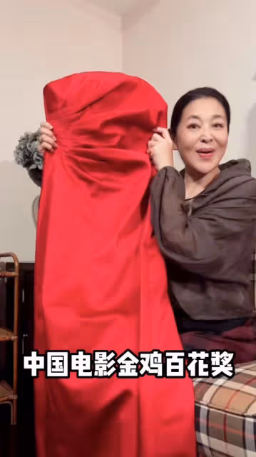 63歲倪萍欲將禮服當傳家寶!積攢上百件珍藏18年,無奈遭兒子嫌棄