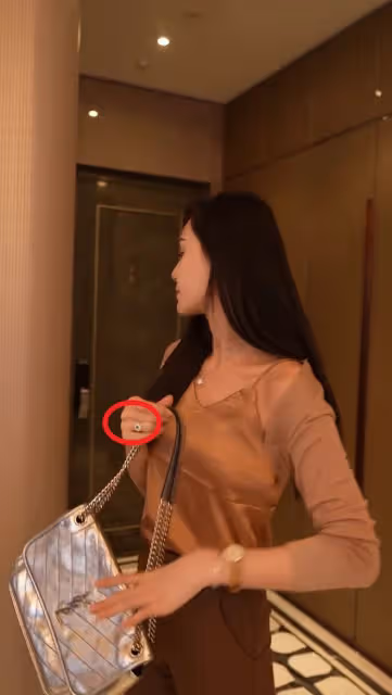 汪小菲直播似醉酒 床頭疑擺放與張穎穎婚紗照