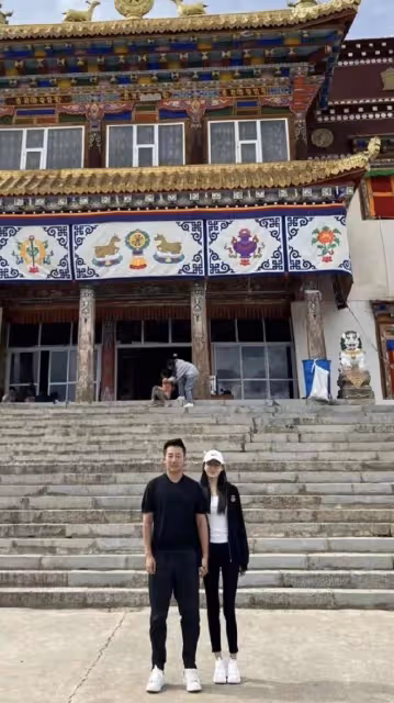 汪小菲直播似醉酒 床頭疑擺放與張穎穎婚紗照