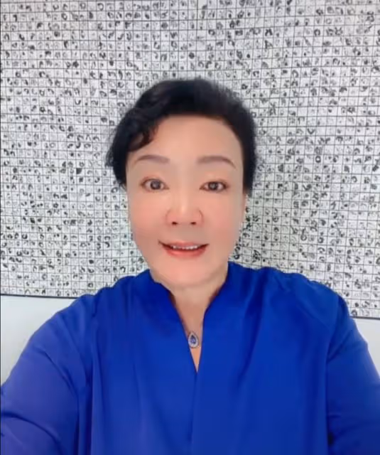 汪小菲直播似醉酒 床頭疑擺放與張穎穎婚紗照
