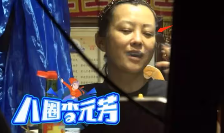 43歲郝蕾吃飯抽菸被拍!叼香菸熟練吐煙圈