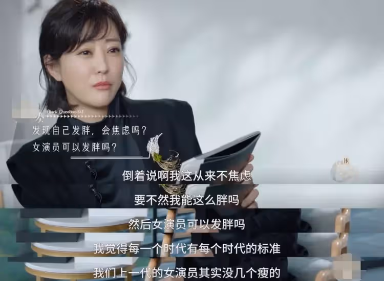 43歲郝蕾吃飯抽菸被拍!叼香菸熟練吐煙圈