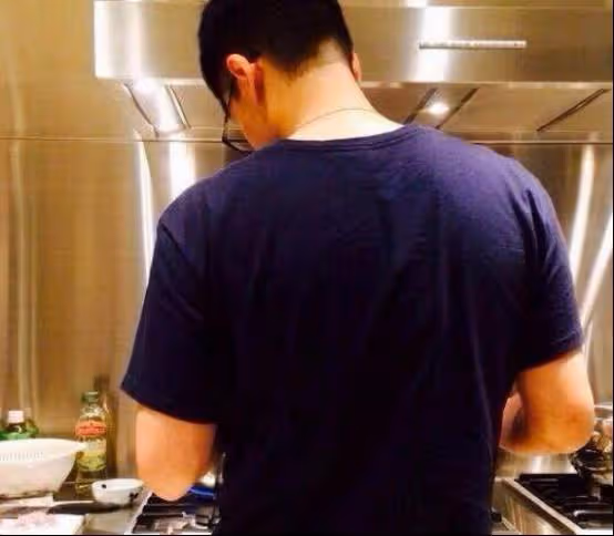曬曬楊千嬅在香港的家,平時老公負責在家做飯,她就負責在外賺錢