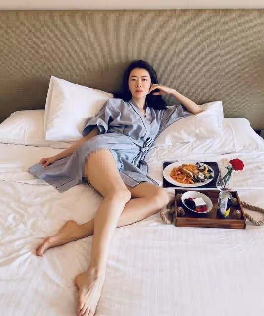 42歲熊黛林曬睡袍自拍，一雙白皙的長腿實力吸睛，素顏出鏡如少女，網友：郭富城要後悔了