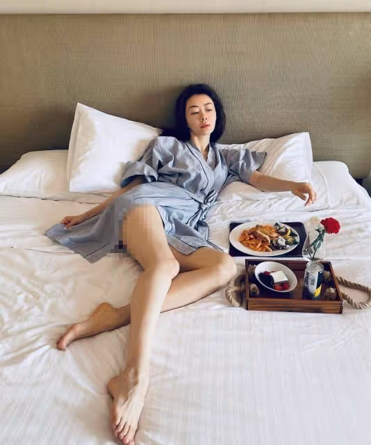 42歲熊黛林曬睡袍自拍，一雙白皙的長腿實力吸睛，素顏出鏡如少女，網友：郭富城要後悔了