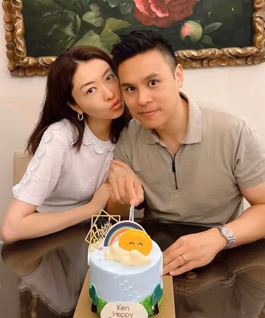 42歲熊黛林曬睡袍自拍,一雙白皙的長腿實力吸睛,素顏出鏡如少女,網友:郭富城要後悔了