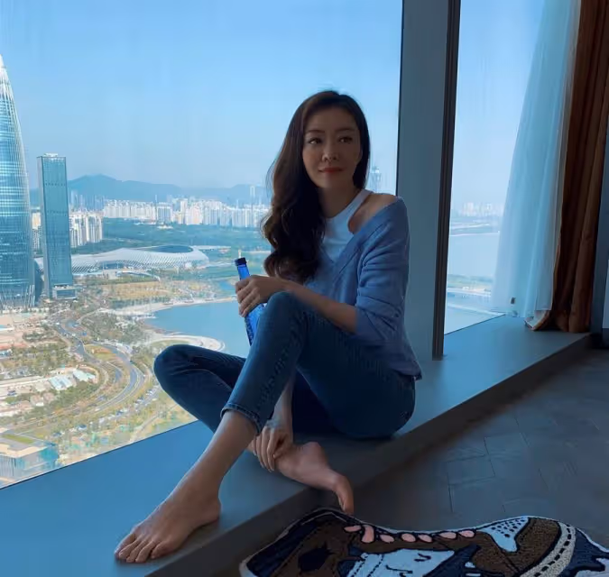 42歲熊黛林曬睡袍自拍,一雙白皙的長腿實力吸睛,素顏出鏡如少女,網友:郭富城要後悔了