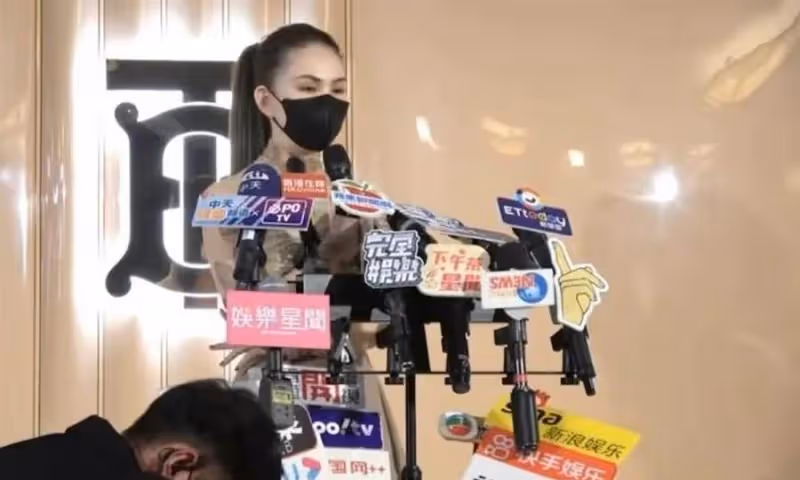 昆凌恢復真快,穿透視上衣半身裙參加活動,生完三娃肚子毫無贅肉