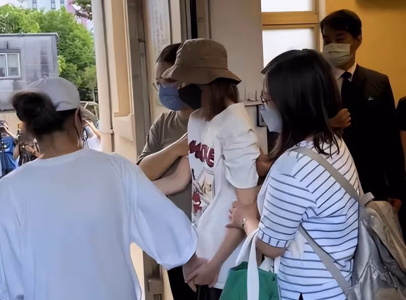 艾成母親寫親筆信保護兒媳,王瞳遭網暴首露面,整個人狀態不佳,因設施損壞為夫賠5萬