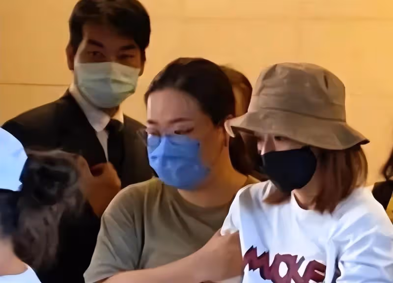 艾成母親寫親筆信保護兒媳,王瞳遭網暴首露面,整個人狀態不佳,因設施損壞為夫賠5萬