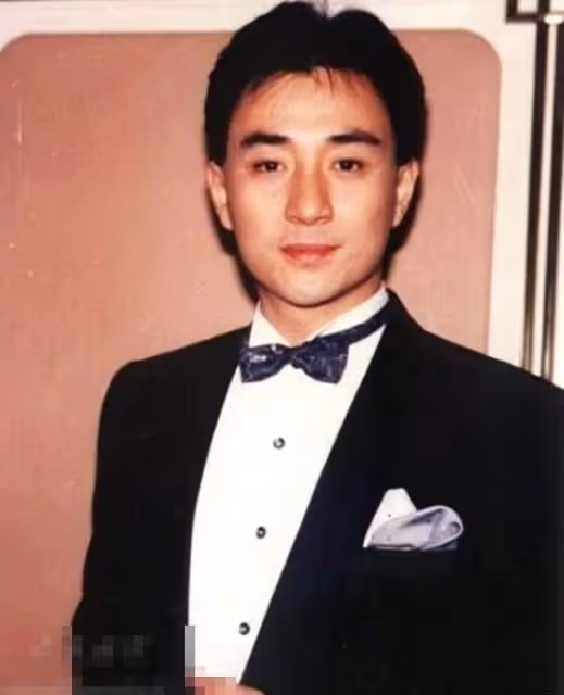 62歲吳岱融近照曝光,最帥「花無缺」如今已須髪皆白,曾帥比古天樂,最紅時被雪藏,網友:心態好才是重點