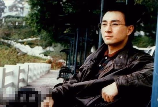 62歲吳岱融近照曝光,最帥「花無缺」如今已須髪皆白,曾帥比古天樂,最紅時被雪藏,網友:心態好才是重點